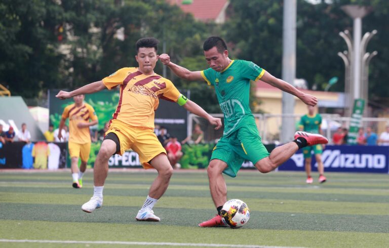 “Phủi” (tiếng lóng chỉ bóng đá phong trào) được chơi trên sân cỏ nhân tạo