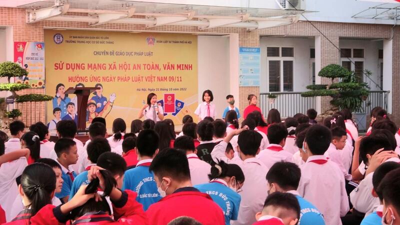 Pháp luật trao cho công dân quyền tham gia quản lý xã hội, giám sát quyền lực và bảo vệ lợi ích chính đáng. 