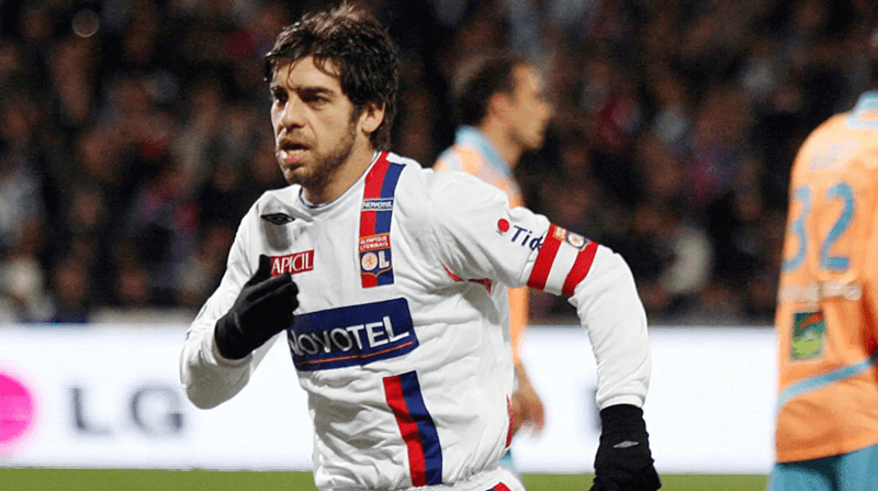 Vua sút phạt" Juninho Pernambucano - linh hồn trong lối chơi của đế chế Lyon.
