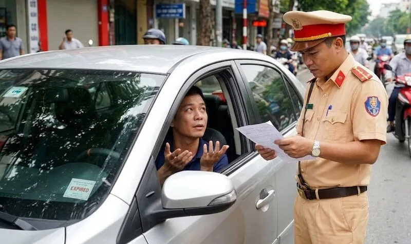 Khi xe đã hết hạn đăng kiểm, việc tự lái đến trung tâm vẫn tiềm ẩn rủi ro nếu bị kiểm tra trên đường.
