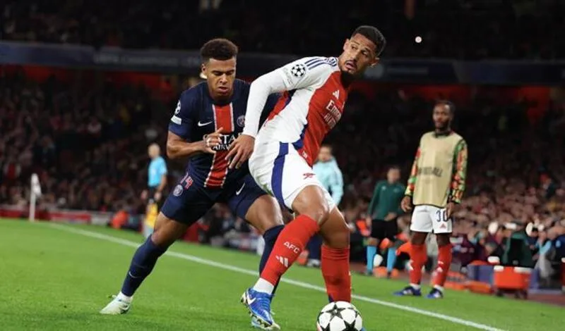 William Saliba nổi bật với tốc độ, sức mạnh, sự bình tĩnh và khả năng chơi chân phù hợp bóng đá hiện đại.