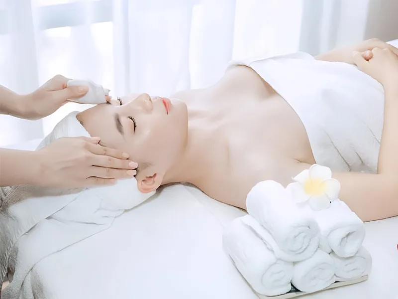 Một liệu trình tắm trắng spa thường gồm nhiều bước từ làm sạch, dưỡng da đến chăm sóc sau điều trị.