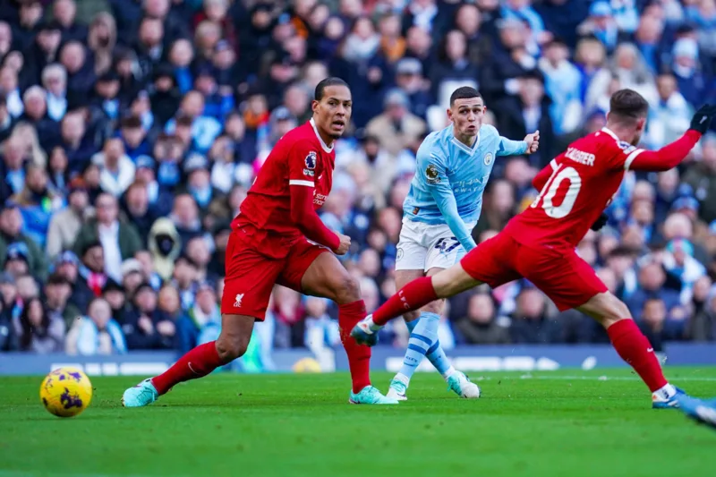 Phil Foden tạo khác biệt bằng khả năng xử lý trong không gian hẹp, phối hợp nhanh và dứt điểm từ tuyến hai.