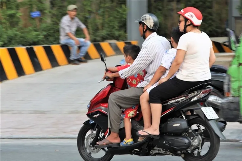 Người điều khiển chở người bệnh đi cấp cứu thuộc nhóm trường hợp ngoại lệ được quy định đối với hành khách không đội mũ.