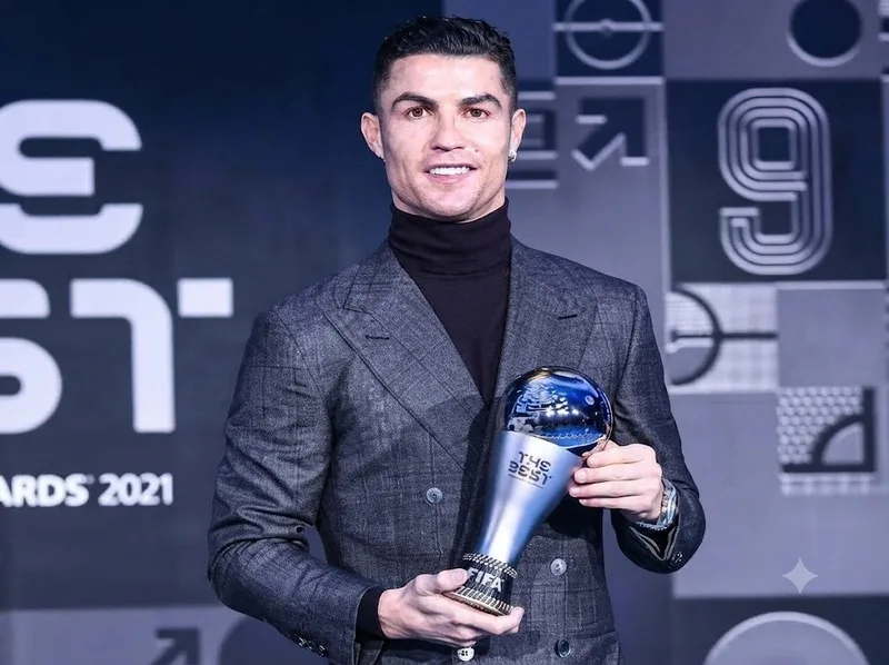 Cristiano Ronaldo nhận giải FIFA The Best sau những mùa giải thành công cùng Real Madrid và duy trì phong độ đỉnh cao.